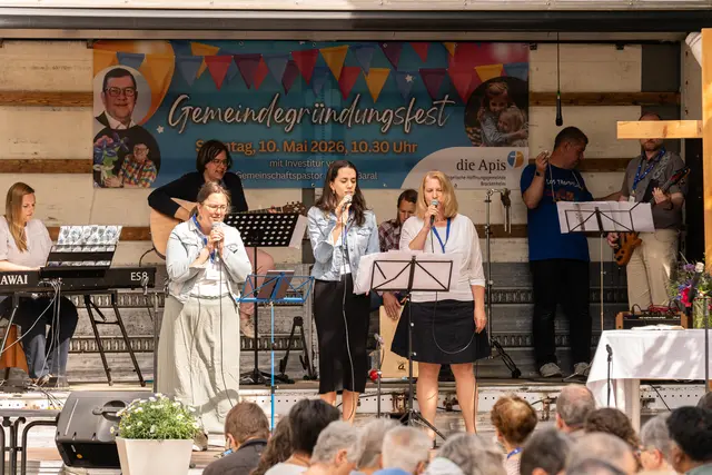 Mit fröhlichen Liedern begleitete am 10. Mai die Band den Open-Air-Festgottesdienst zur Gemeindegründung der Ev. Hoffnungsgemeinde Brackenheim als Gemeinschaftsgemeinde der Apis. | Foto: Jochen Buddrick