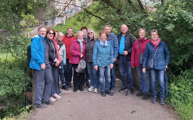 Im Rahmen des Wanderführerabends des Schwäbischen Albvereins, Ortsgruppe Untersteinbach machten die Wanderführerinnen und Wanderführer des Jahres 2025 unter Leistung von Wanderwart Otto Fischer eine kleine Tour bei Öhringen. | Foto: Schwäbischer Albverein, Ortsgruppe Untersteinbach / Dietmar Binder