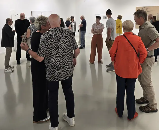 Viele Besucher sind zur Eröffnung der Vernissage „WIDERHALL“ ins Museum gekommen.  | Foto: Gudula Achterberg