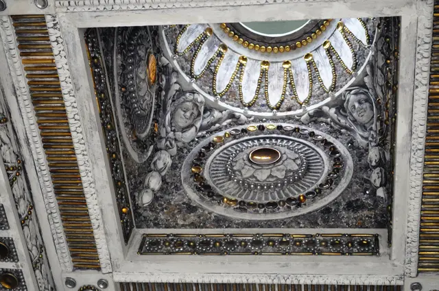 Die Pavillons sind aufwendig gestaltet. Überall sieht man es glitzern. | Foto: Daniela Somers