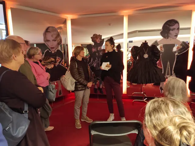 Dramaturgin Sophie Püschel mit Theaterfans | Foto: Seniorenbüro
