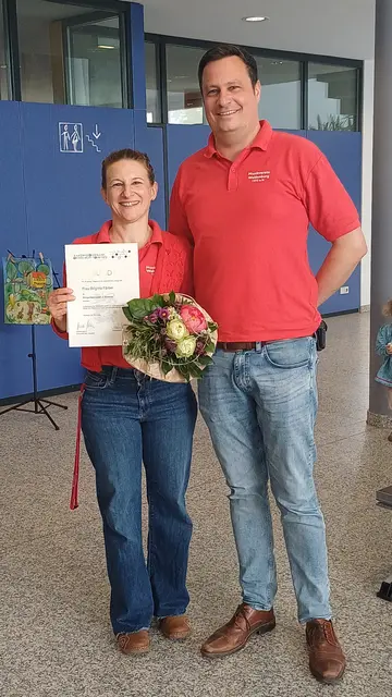 Für ihre 10-jährige Dirigenten-Tätigkeit wurde Brigitta Färber vom 1. Vorsitzenden Steffen Barkow geehrt. | Foto: Uschi Wagner