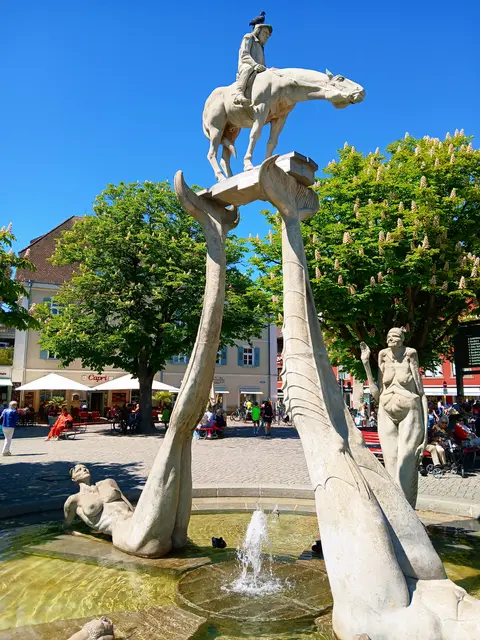 Der Bodenseereiter - eine Lenk-Skulptur, als Anspielung auf Martin Walser.  
 | Foto: sigischlottke