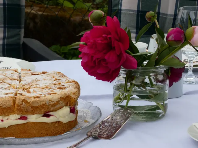 Ein sehr leckerer Kuchen und dazu die hübschen und duftenden Pfingstrosen.  | Foto: sigischlottke