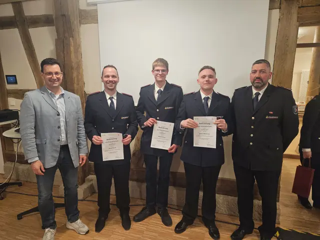 Die Beförderten Kevin Hrubi, Patrick Sorg und Julian Widmann mit Bürgermeister Timo Wolf (links) und Kommandant Steffen Ebert (rechts)   | Foto: Feuerwehr Gemmingen