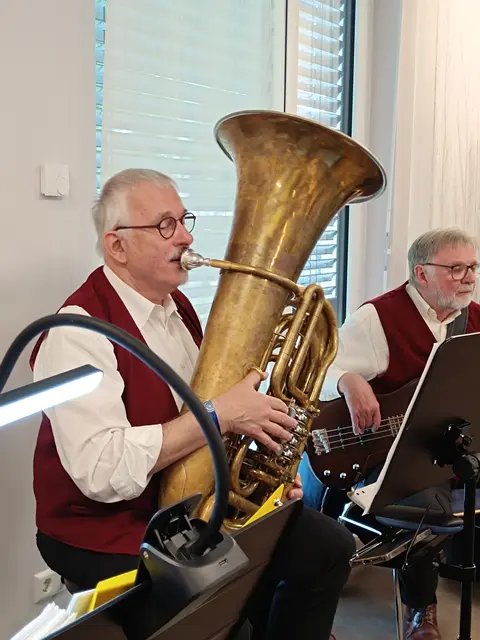 Helmut Reustle an der Tuba und Hlemut Knoblauch am E-Bass sind im Seniorenorchester nicht zu überhören. | Foto: privat