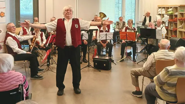 Das Seniorenorchester Heilbronn der Diakonie mit seinem Dirigenten Hans Span.
 | Foto: privat