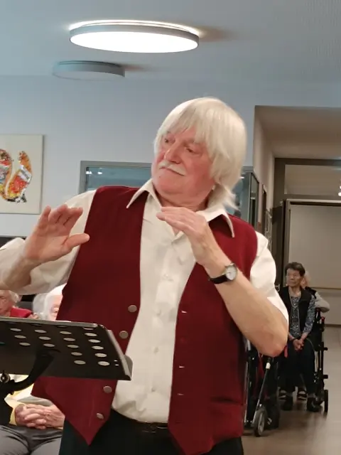 Die einfühlsame Gestaltung der Musik und die Schulung des Orchesterklanges ist dem Dirigenten Hans Span ein großes Anliegen. | Foto: privat