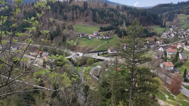 Blick auf Schönmünzach und die Veranstaltungshalle vom Verlobungsfelsen aus  | Foto: Christina Hansel