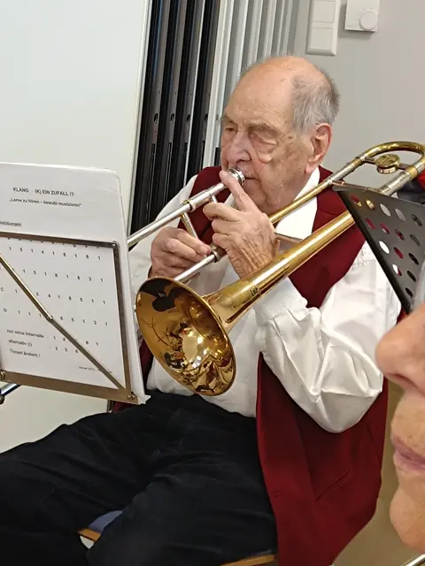 Gerhard Häcker sorgte mit seiner Posaune im Seniorenorchester für die sonoren Klänge.
 | Foto: privat