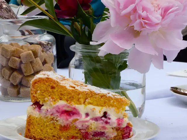 Der Kuchen ist ein Gedicht - zusammen mit den rosa Pfingstrosen in perfekter Harmonie.  | Foto: sigischlottke