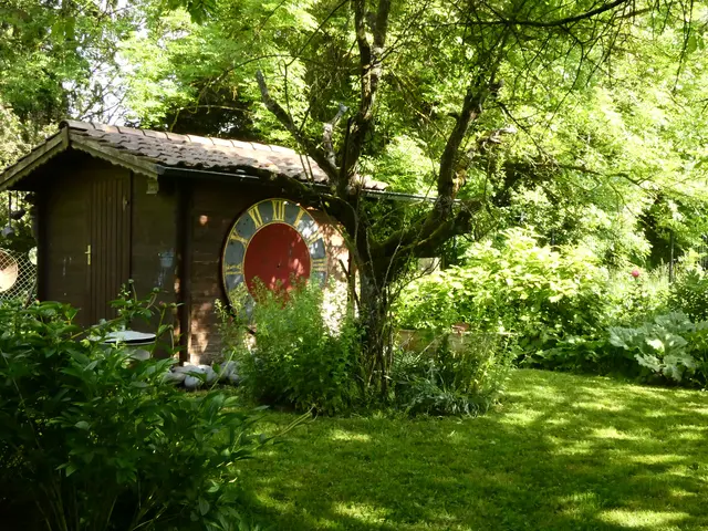 Eine ganz besondere Uhr an einem Gartenhaus. Das ist ein richtiger Hingucker.  | Foto: sigischlottke