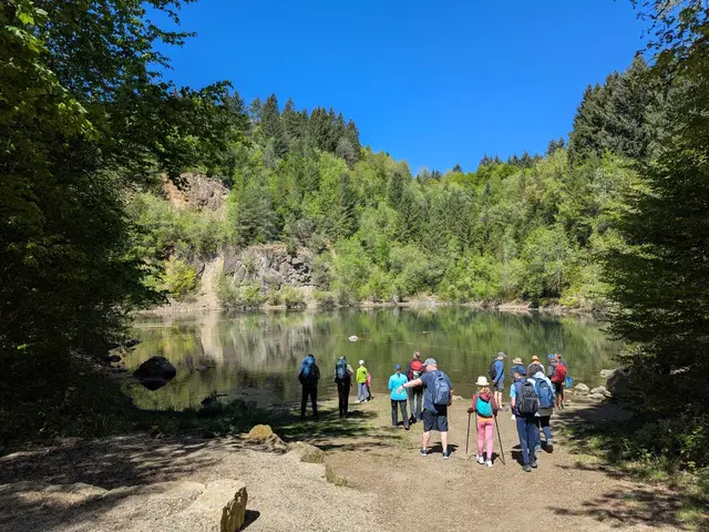Teilnehmer und andere Wanderer am Kratersee des Katzenbuckels | Foto: Christina Hansel