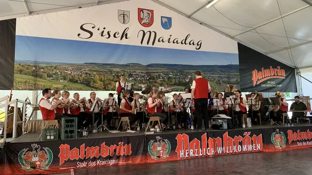 Musikkapelle auf einer Bühne