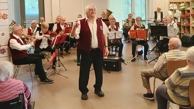 Dirigent Hans Span dirigiert das Orchester und das Publikum beim gemeinsamen Singen der Neckarsulmer Hymne: "Im schönsten Wiesengrunde".
 | Foto: privat