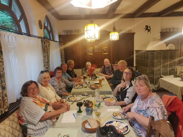 Bei gutem Essen und Trinken wurde angeregt diskutiert. | Foto: Renate Stejskal