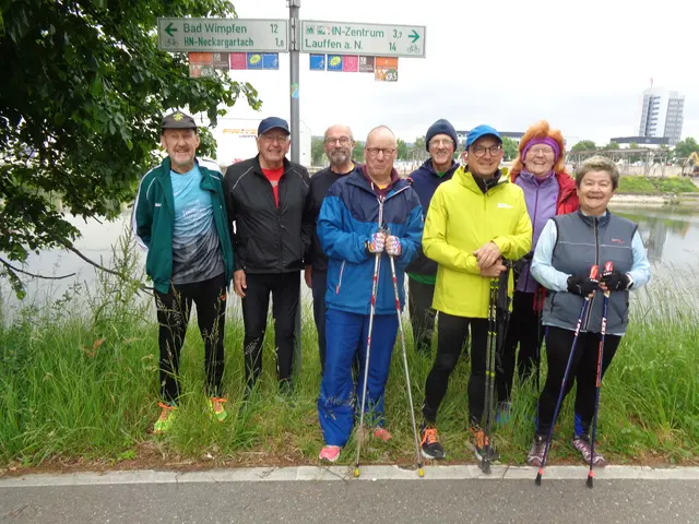 Sieben erfolgreiche Walker*Innen mit Prüfer für das Deutsche Sportabzeichen. v.r. Johanna Keller, Ute Wagner, Joachim Pfau, Karl Stirn, Thorsten Wagner, Prüfer Albrecht Brauchert, Edwin Hoffmann und Alfred Kulka | Foto: Alfred Kulka