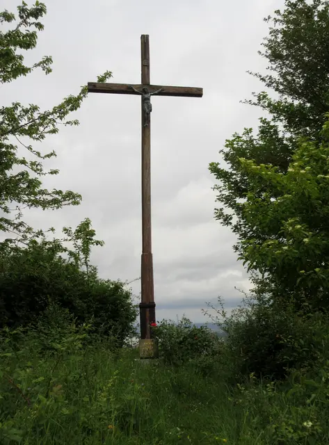 Inschrift lediglich 1958, die Anfrage bei der Gemeinde Erlenbach läuft, im Internet waren keine weiteren Informationen zu diesem Kreuz zu finden | Foto: WandernGabyErich