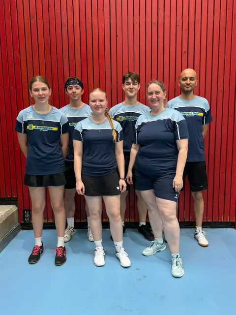 Die Damen und Herrenmannschaft im Pokal: von links-Sarah Sommer, Jannis Muth, Cara Bürk, Emil Küstner, Marion Küstner, Carlos Ricaurte | Foto: E. Rosendorf