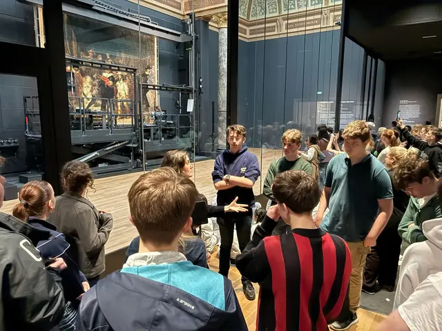 Führung im Rijksmuseum: Die Jugendlichen erleben, wie Rembrandts „Die Nachtwache“ restauriert wird. | Foto: Laureen van Gee