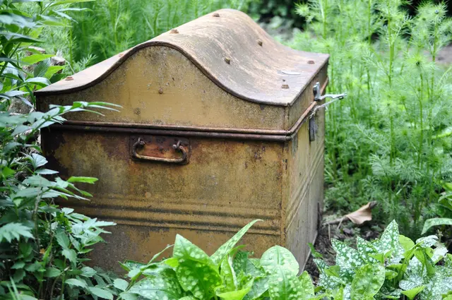 Eine Schatztruhe ist auch im Garten zu sehen. | Foto: Daniela Somers