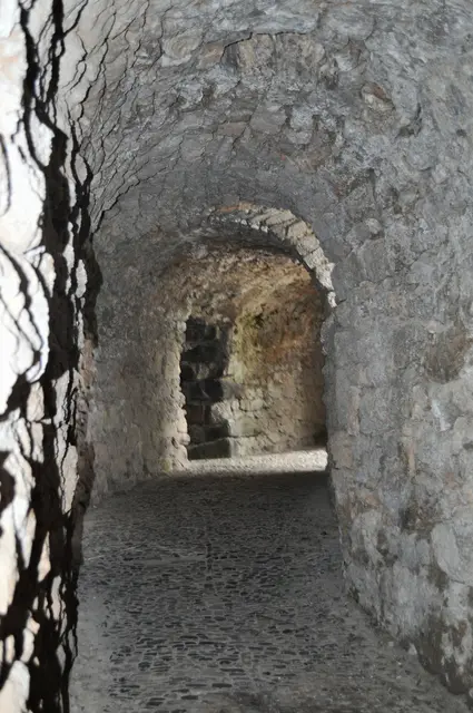 Gänge führen nach oben zum Apollotempel | Foto: Daniela Somers