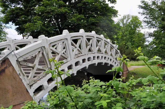 Diese schöne alte Brücke heißt Chinesische Brücke. Allerdings wurde sie von Nicolas de Pigage, der die Brücke erbaut hat, als „Rialto-Brücke“ bezeichnet. Im Volksmund wird sie Lügenbrückle genannt. Denn nur wer keine Lügen begangen hat, kann diese Brücke ohne zu stolpern begehen. Ich konnte es leider nicht ausprobieren. Der Brückenaufgang war gesperrt. | Foto: Daniela Somers