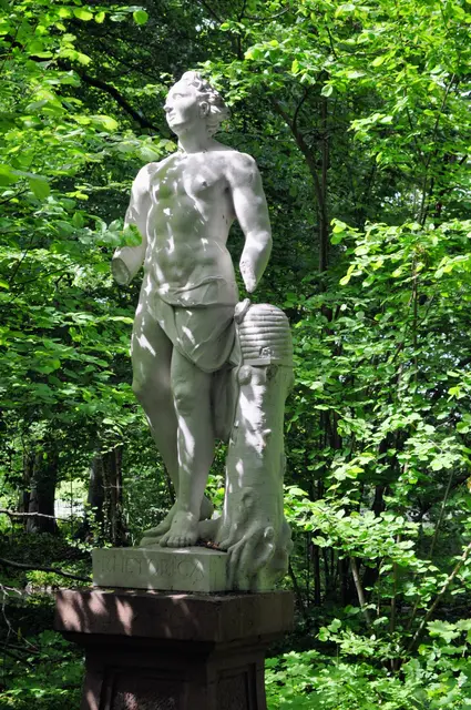 Überall sind Skulpturen versteckt. Hier steht  Rhetorica. Eine allegorische Statue der Rhetorik. | Foto: Daniela Somers