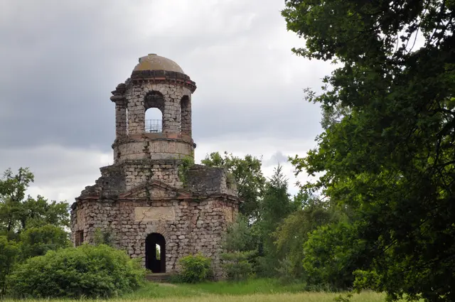 Der Merkurtempel. Schon von Anfang an als Ruine geplant, ist es das späteste Bauwerk des Schlossgartens. | Foto: Daniela Somers