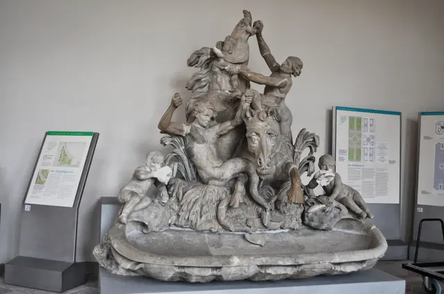 Hier ist eine kleine Ausstellung die einige Erklärungen zum Schlossgarten gibt. Diese Skulptur ist der originale Seepferd-Brunnen, 1709 bis 1716 von Gabriel Grupello.  | Foto: Daniela Somers