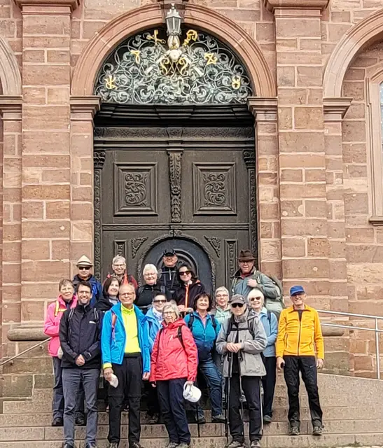 Gruppenbild am Portal der barocken Klosterkirche. | Foto: Isolde Reitz