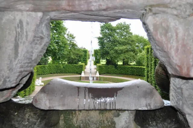 Ausblick auf das Naturtheater.  Sechs Sphinxen bewachen die Eingänge des Zuschauerraums. Sie wurden von dem Bildhauer Peter Anton von Verschaffelt erschaffen. | Foto: Daniela Somers