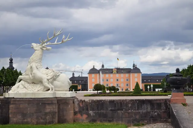 Die Hirschgruppe von 1769 am Spiegelbassin und Blick aufs Schloss. | Foto: Daniela Somers