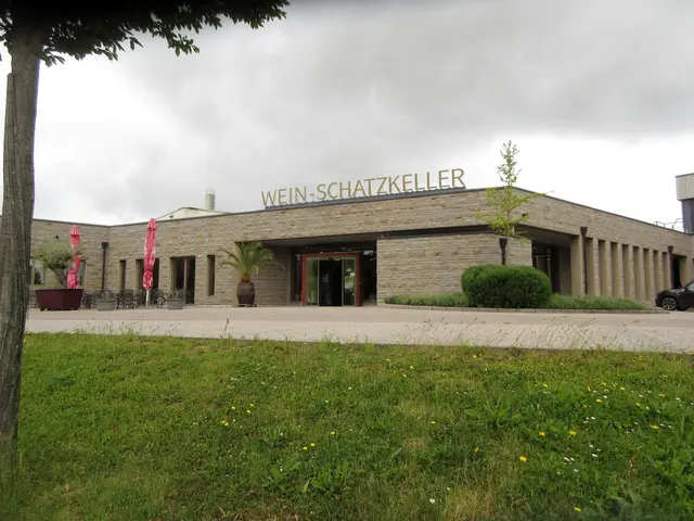 Über das Gelände der WG erreicht man den Hügel mit dem Kreuz | Foto: WandernGabyErich