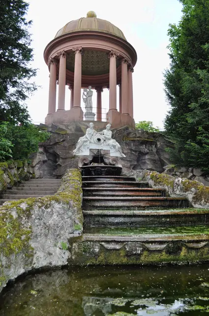 Blick auf den Apollotempel von der Zuschauerseite. Zwei Wassernymphen gießen Wasser über die Kaskaden des Brunnens. Bei meinem vorherigen Ausblick stand ich im Inneren genau unterhalb der Nymphen. | Foto: Daniela Somers