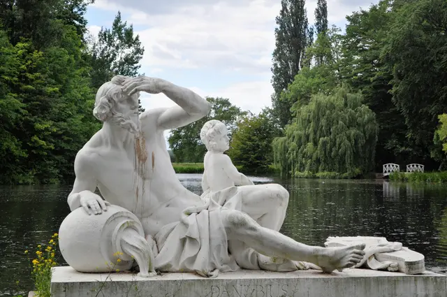 Am großen Weiher sieht man den Flussgott Donau. | Foto: Daniela Somers