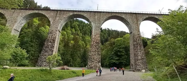 Das historische Eisenbahnviadukt, das mit seinen 9 Sandsteinbögen die Schlucht auf 40 Meter Höhe überspannt. | Foto: Isolde Reitz