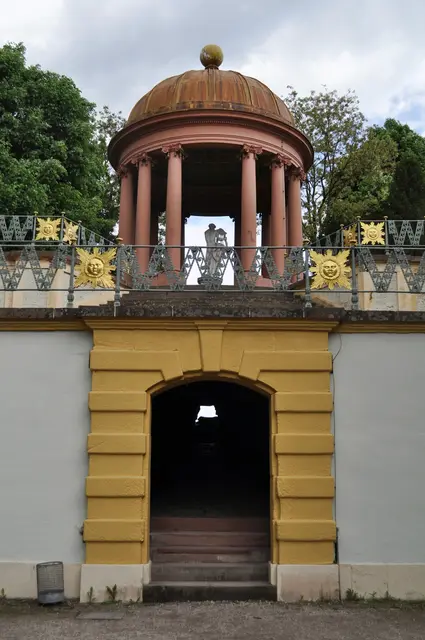 Die Rückseite des Apollotempels. Von hier kann man durch grottenähnliche Gänge zum Tempel laufen. | Foto: Daniela Somers