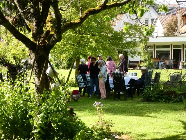 Hier geht es schon fast ans Abschiednehmen. 
Beate Wetzel und Dani sprechen vielleicht über Rose, das bunte Huhn, das da in der Wiese grast. Tanja und Heinrich, Wolfgang und Jutta.  | Foto: sigischlottke