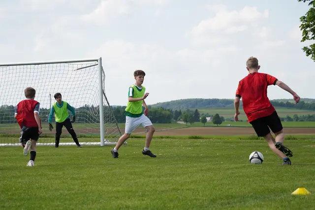 Jugendliche spielen Fußball