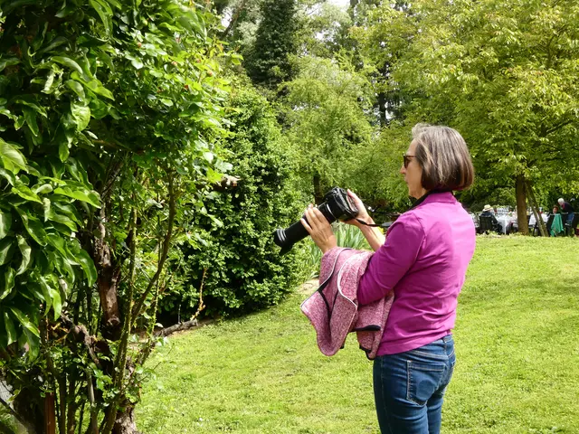Jutta hat sicher ein gutes - wenn auch für uns nicht sichtbares - Fotomotiv entdeckt.  | Foto: sigischlottke