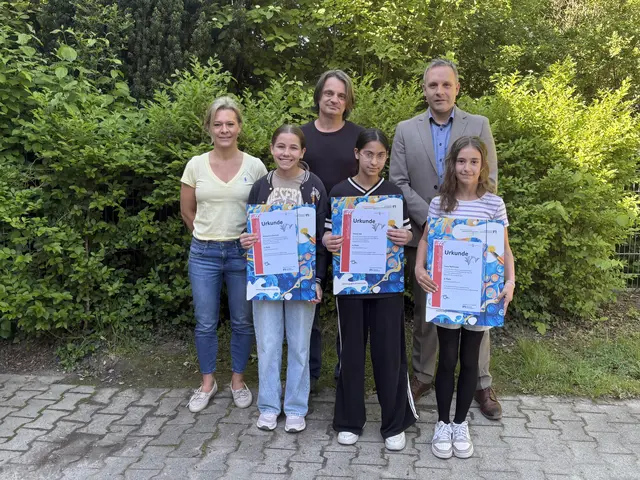 Die glücklichen Gewinnerinnen und ihre begleitenden Lehrkräfte sowie Schulleiter Erik Rau | Foto: HBS