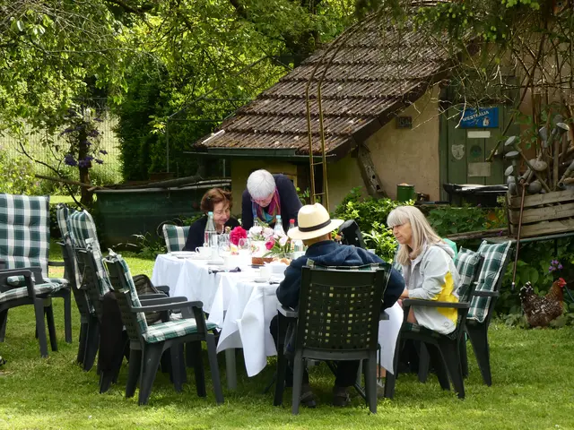 Anneliese im Gespräch mit Beate Wetzel und Dani unterhält sich mit Ernst Wetzel.  | Foto: sigischlottke