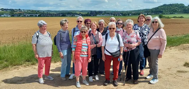 Wanderinnen des Kneippvereins Heilbronn auf ihrer Sontheimer Runde vor der Kulisse von Flein mit dem Haigern. | Foto: Privat