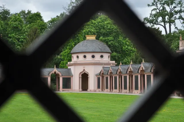 Durchblick auf einen der schönen Eckpavillons und den Wandelgang | Foto: Daniela Somers