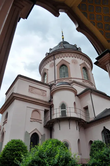 Immer im Blick beim Weg durch die Gebetsgänge, die Moschee. | Foto: Daniela Somers