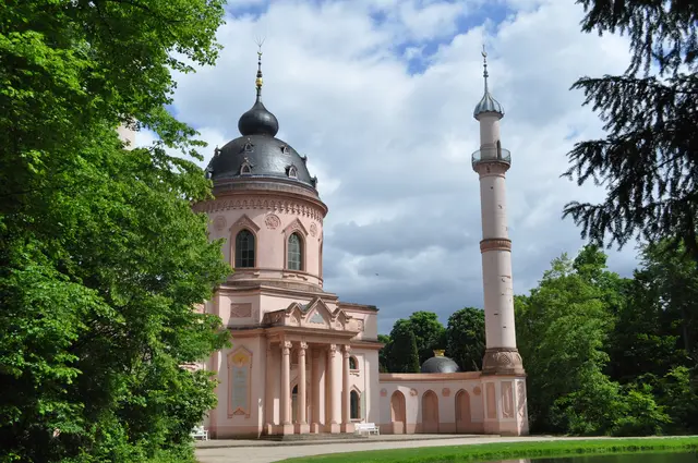 Deutlich zu sehen, dass sich hier zwei Architekturstile verbinden. Die barocke Kuppel mit spitzbogigen Fenstern trifft auf die orientalische Architektur. | Foto: Daniela Somers