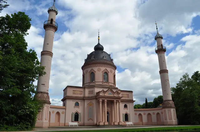 Zwei Minarette und ein Zentralbau. Aber dahinter liegt noch der türkische Garten und die Gebetsgänge. | Foto: Daniela Somers