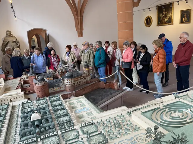 Führung vor dem Modell des ursprünglichen Heidelberger Schlosses 
Bild: Klaus Ries-Müller
 | Foto: Klaus Ries-Müller