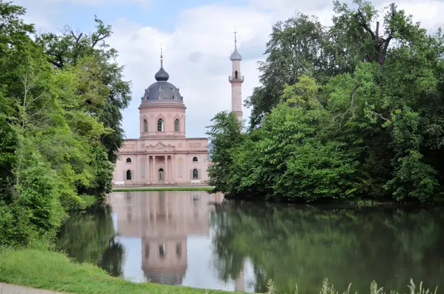 Die Moschee spiegelt sich im davor liegenden See. | Foto: Daniela Somers